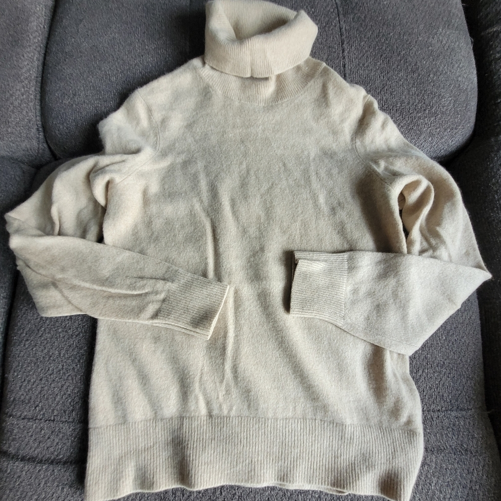 COPY - Cashmere turtleneck sweater in size xs/s